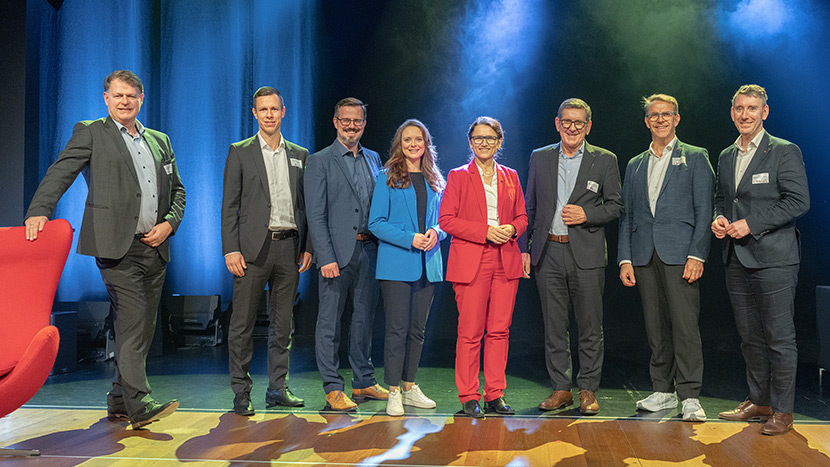 v.l.n.r.: Dr. Wolf Bonsiep, Kim Björn Himmelsbach, Dr. Boris Nicolai Konrad, Lena Reuter, Prof. Dr. Martina Klärle, Prof. Reinhold Geilsdörfer, Prof. Dr.-Ing. Joachim Frech, Prof. Dr. Boris Alexander Kühnle (Bild: DHBW CAS // Matthias Pötzsch)